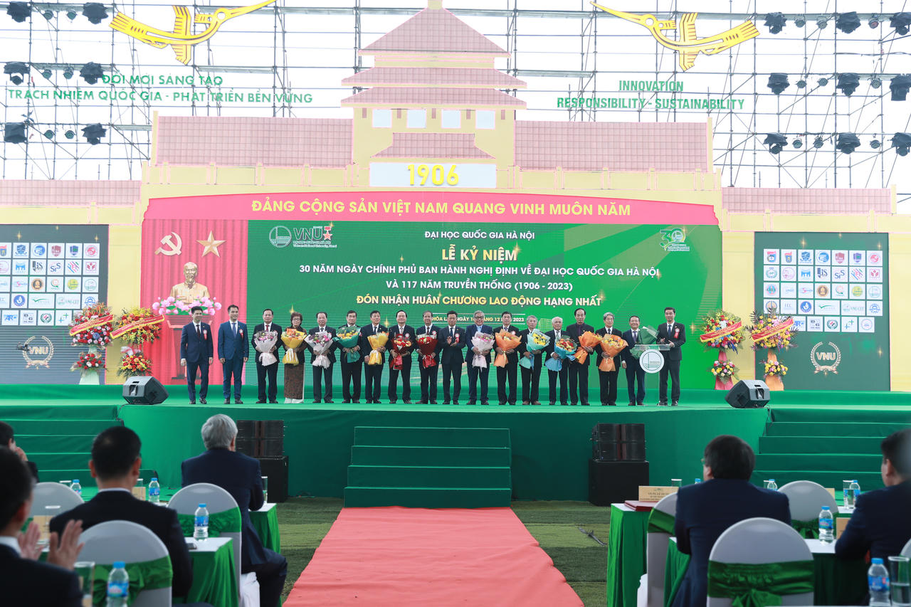 Kỷ niệm 30 năm sự kiện đặc biệt, Đại học Quốc gia Hà Nội đón nhận Huân chương Lao động hạng Nhất