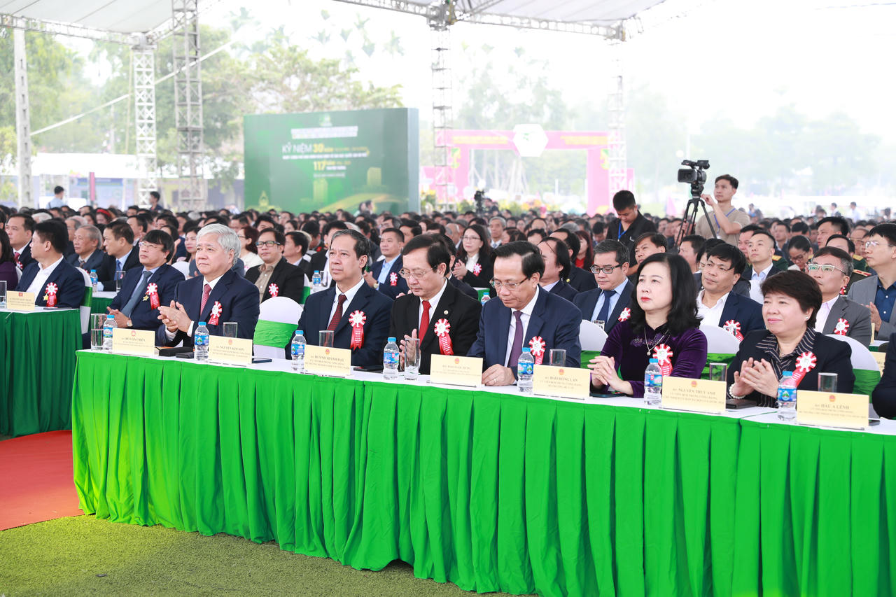 Kỷ niệm 30 năm sự kiện đặc biệt, Đại học Quốc gia Hà Nội đón nhận Huân chương Lao động hạng Nhất