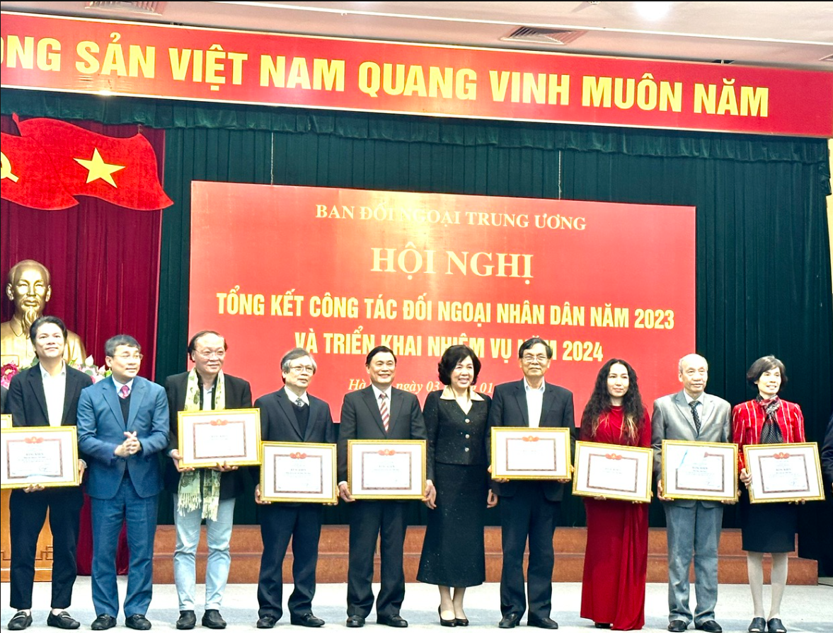 Lãnh đạo Hiệp hội Công chứng viên Việt Nam được nhận Bằng khen do có thành tích xuất sắc trong công tác đối ngoại nhân dân