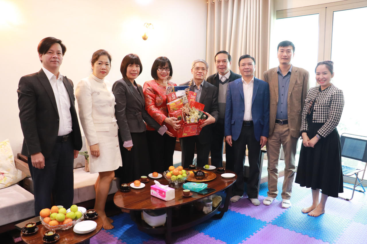 Lãnh đạo Bộ Tư pháp thăm, chúc Tết gia đình các đồng chí nguyên lãnh đạo Bộ