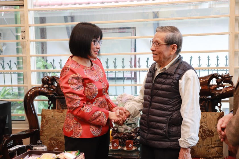 Lãnh đạo Bộ Tư pháp thăm, chúc Tết gia đình các đồng chí nguyên lãnh đạo Bộ