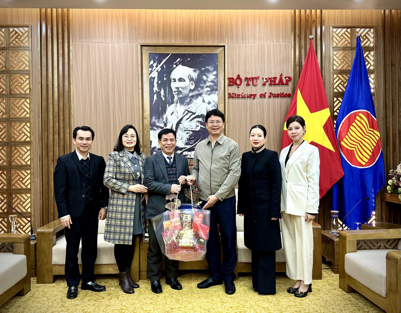 Lãnh đạo Bộ Tư pháp thăm, chúc Tết gia đình các đồng chí nguyên lãnh đạo Bộ