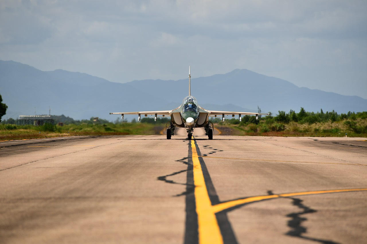 Trung đoàn 940 Trường Sĩ quan Không quân thả đơn thành công 2 học viên trên khí tài Yak-130 