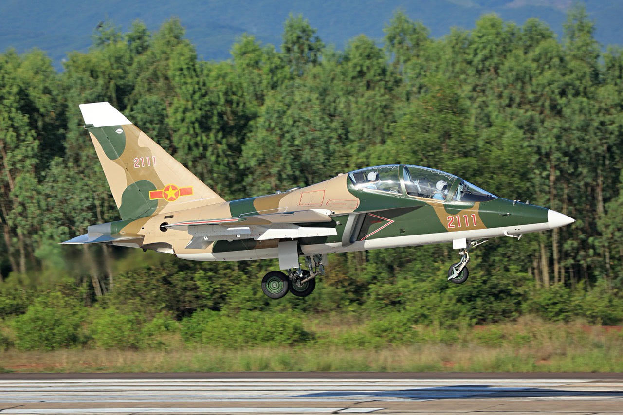 Trung đoàn 940 Trường Sĩ quan Không quân thả đơn thành công 2 học viên trên khí tài Yak-130 