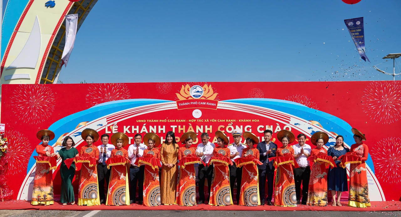 Chiếc cổng chào đặc biệt ở nơi đón ánh nắng đầu tiên trên đất liền ở nước ta