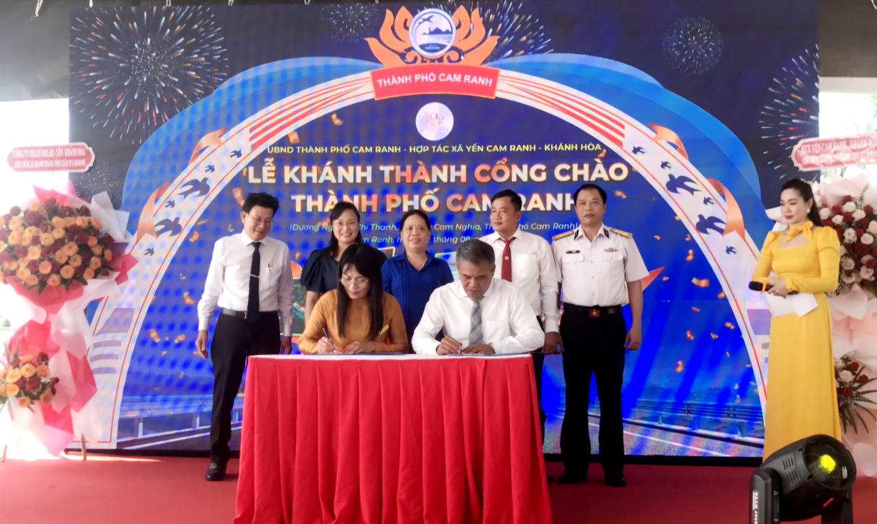 Chiếc cổng chào đặc biệt ở nơi đón ánh nắng đầu tiên trên đất liền ở nước ta