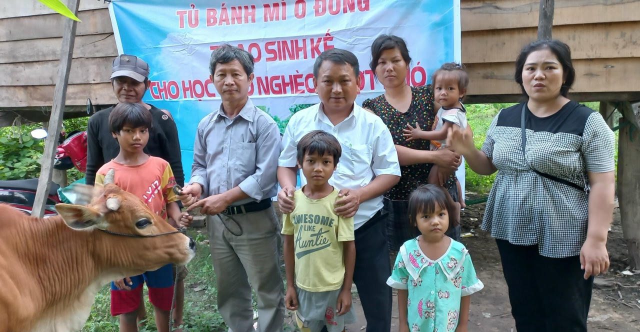 Thầy “Đinh Tùng”, “Tủ bánh mì 0 đồng” và bí quyết “kéo” học sinh bản nghèo đến trường