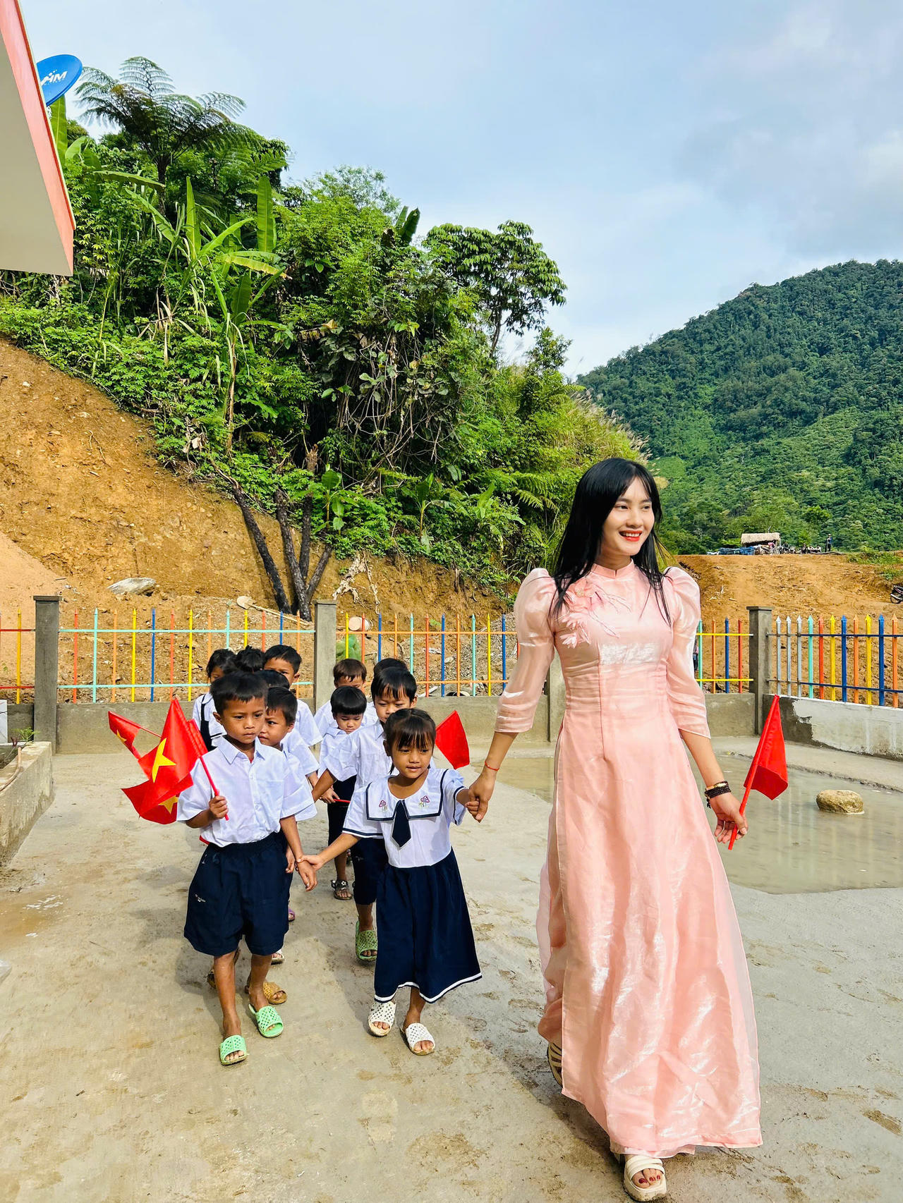 Trà Thị Thu - Cô giáo cổ tích trên “cổng trời” Ngọc Linh