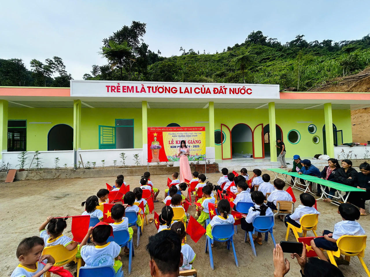 Trà Thị Thu - Cô giáo cổ tích trên “cổng trời” Ngọc Linh