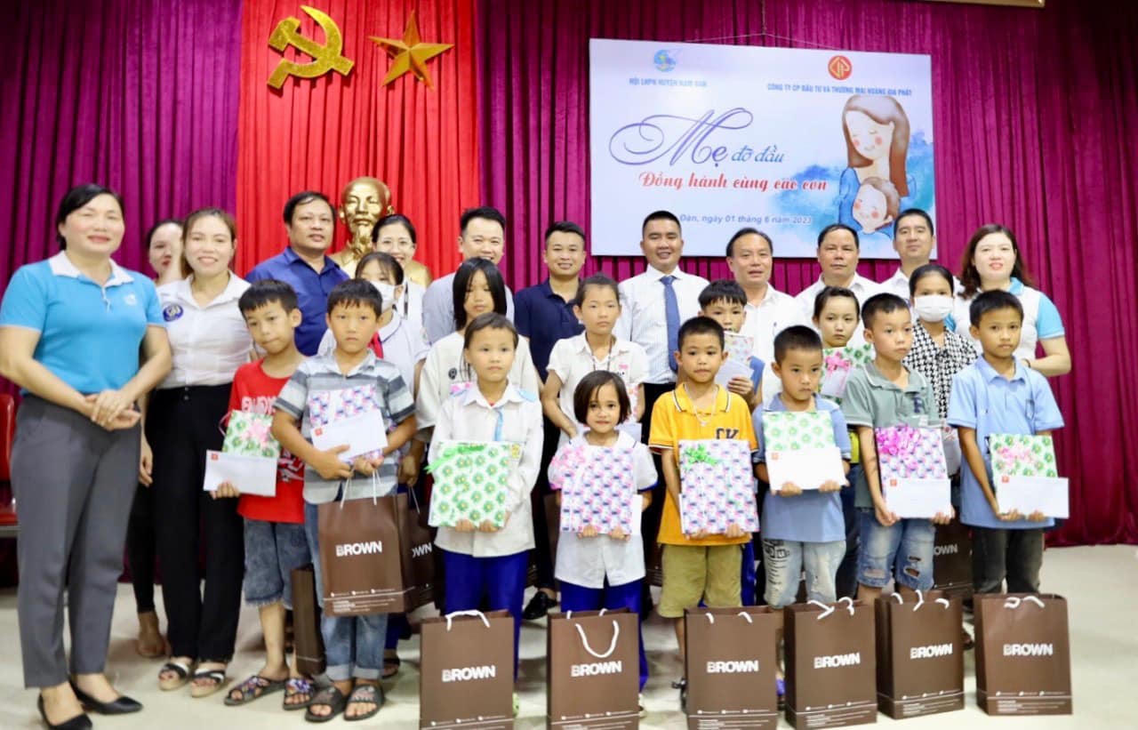 Tâm hướng thiện của doanh nhân làm “bố đỡ đầu” cho hàng trăm đứa trẻ