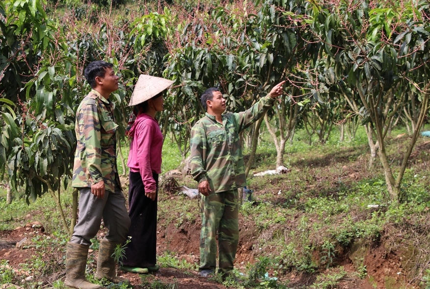 Bí thư Đảng ủy xã Lù A Dủa tích cực vận động bà con từ bỏ hủ tục