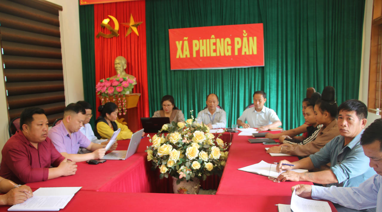 Bí thư Đảng ủy xã Lù A Dủa tích cực vận động bà con từ bỏ hủ tục