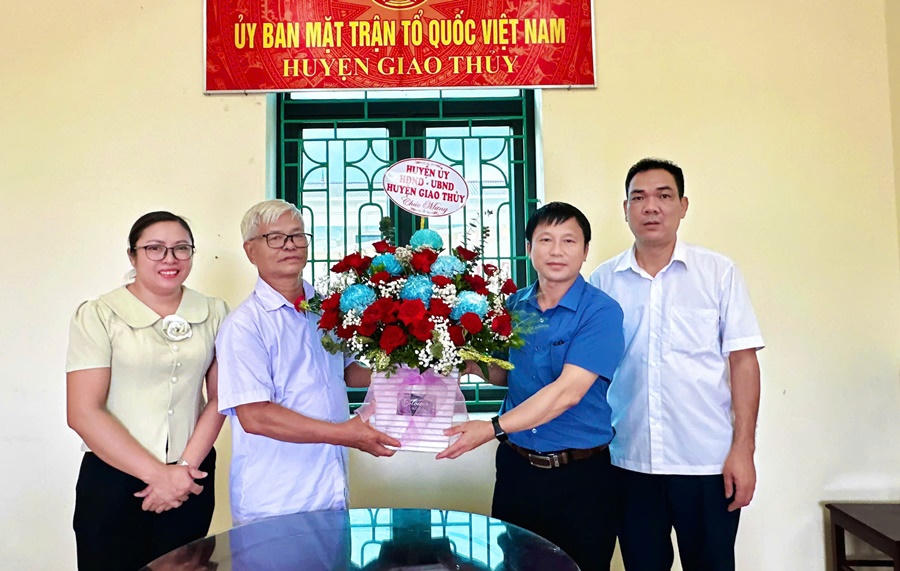 Phó Chủ tịch UBND huyện Giao Thủy Vũ Văn Chương hết lòng với chương trình nông thôn mới