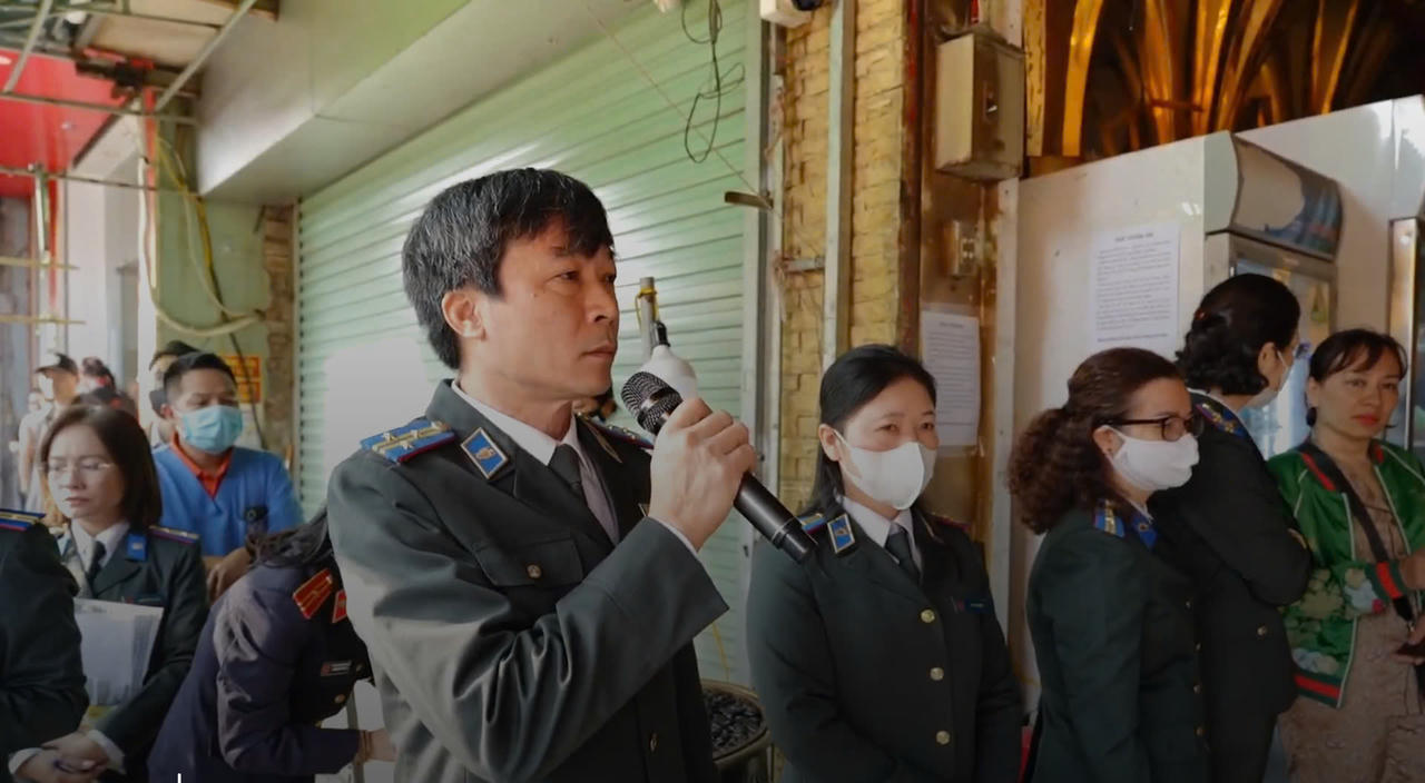 Chi cục Thi hành án dân sự quận Nam Từ Liêm cưỡng chế buộc chuyển giao tài sản tại phường Trung Văn