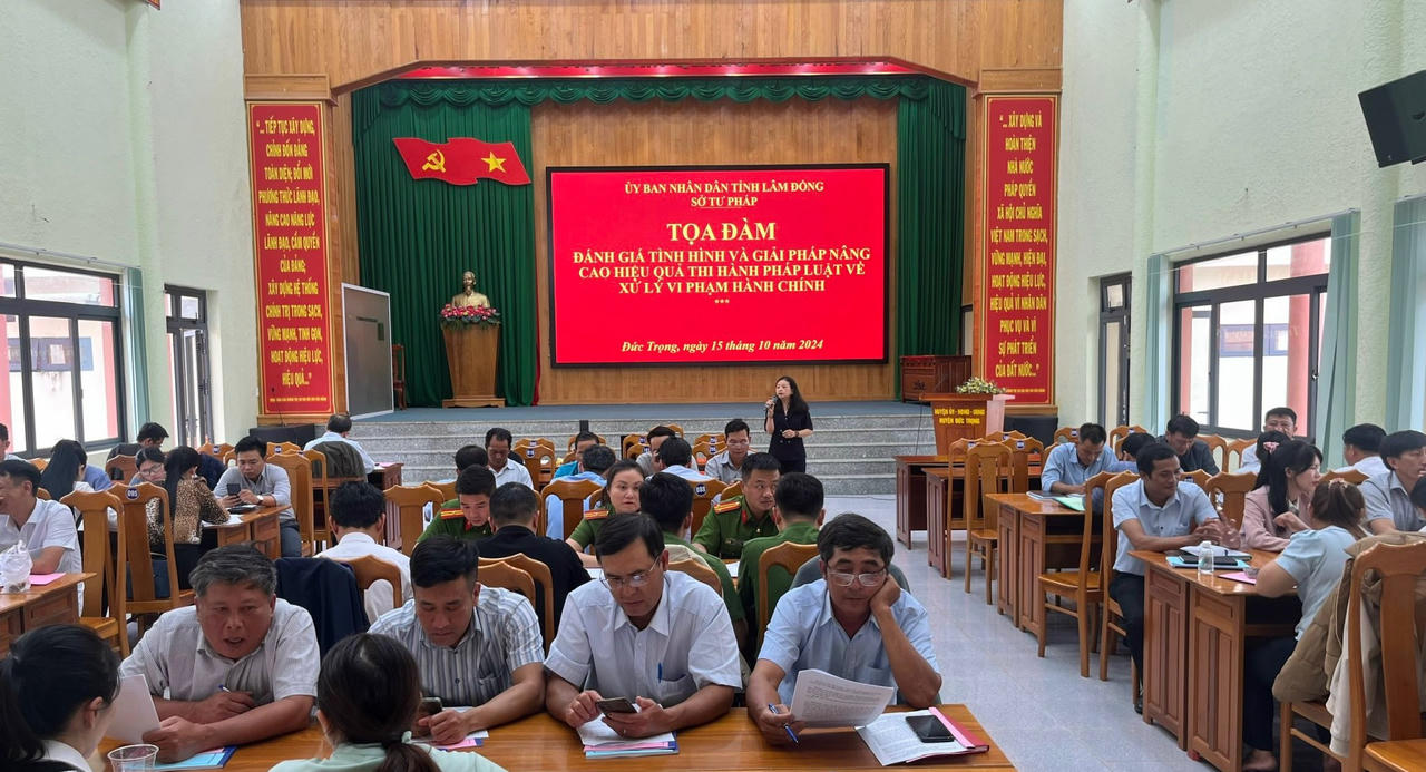 “Cẩm nang pháp luật” giúp giảm tải công việc cho cán bộ tư pháp địa phương của chị Phạm Thị Trang Đài