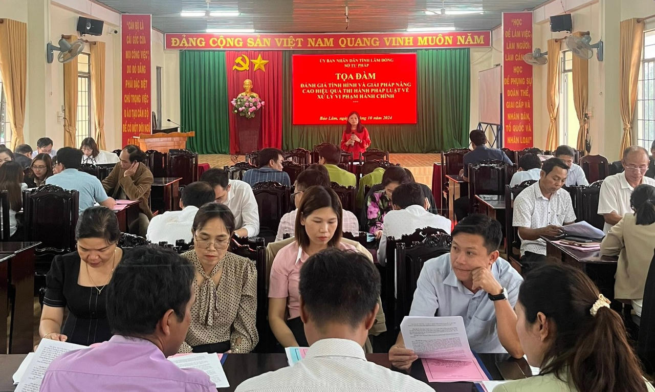 “Cẩm nang pháp luật” giúp giảm tải công việc cho cán bộ tư pháp địa phương của chị Phạm Thị Trang Đài