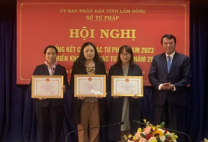 “Cẩm nang pháp luật” giúp giảm tải công việc cho cán bộ tư pháp địa phương của chị Phạm Thị Trang Đài