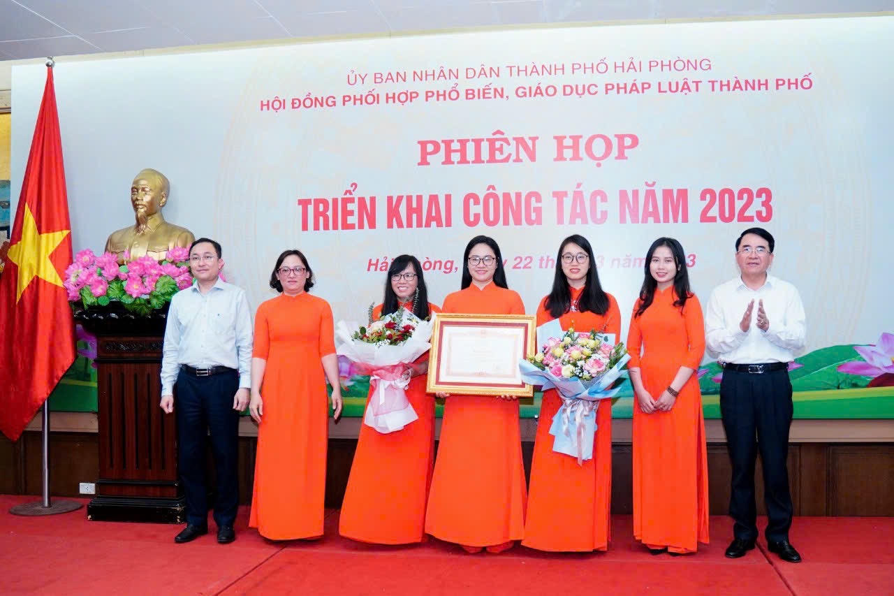 Chị Lưu Thị Thu Huyền: Hơn 20 năm tận tuỵ đưa pháp luật đến với người dân thành phố Cảng