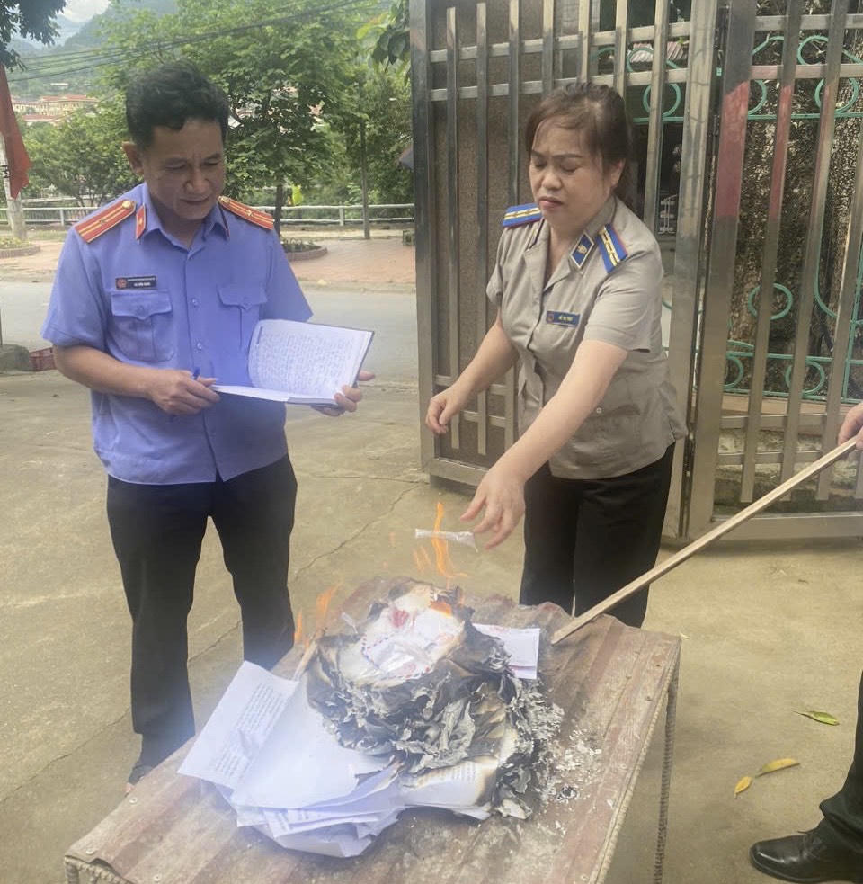 Chi cục trưởng Đỗ Thị Thủy kể chuyện lá ngón, hủ tục chia con khi thi hành án tại vùng cao Yên Bái