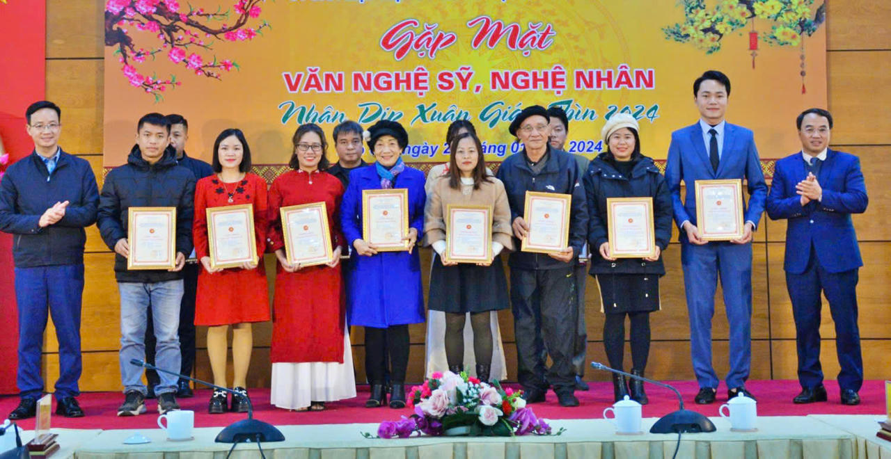 Nữ cán bộ Tư pháp giỏi “Cầm, kỳ, thi, họa” ở Lào Cai