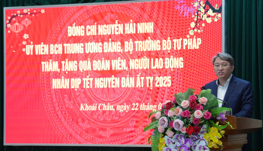 Bộ trưởng Nguyễn Hải Ninh tặng quà, chúc Tết công nhân, người lao động tại huyện Khoái Châu, tỉnh Hưng Yên 