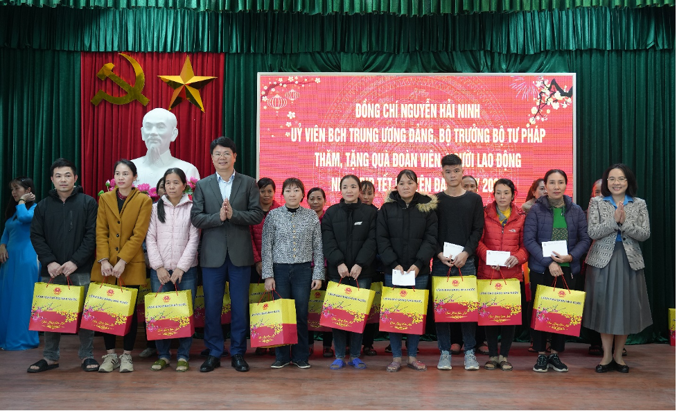 Bộ trưởng Nguyễn Hải Ninh tặng quà, chúc Tết công nhân, người lao động tại huyện Khoái Châu, tỉnh Hưng Yên 
