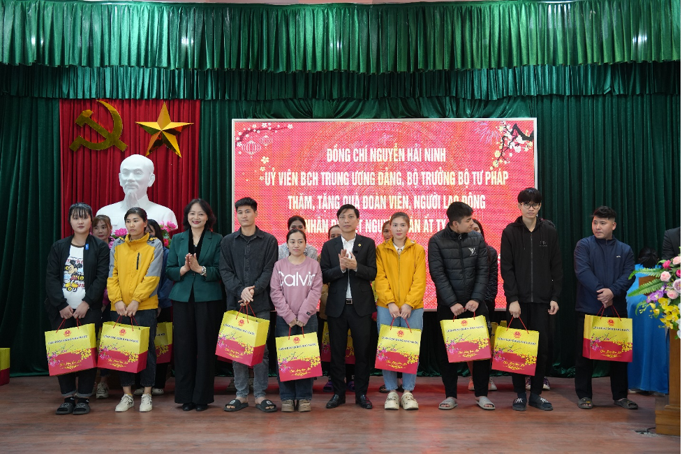 Bộ trưởng Nguyễn Hải Ninh tặng quà, chúc Tết công nhân, người lao động tại huyện Khoái Châu, tỉnh Hưng Yên 