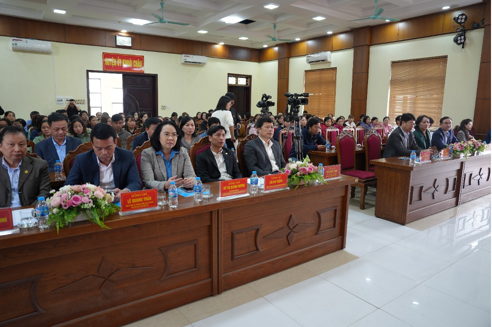 Bộ trưởng Nguyễn Hải Ninh tặng quà, chúc Tết công nhân, người lao động tại huyện Khoái Châu, tỉnh Hưng Yên 