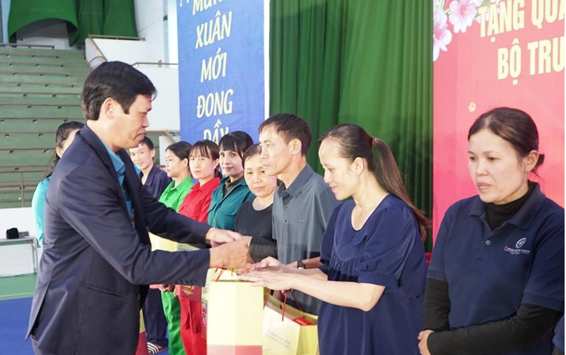 Bộ trưởng Nguyễn Hải Ninh tặng quà, chúc Tết công nhân, người lao động tại huyện Khoái Châu, tỉnh Hưng Yên 