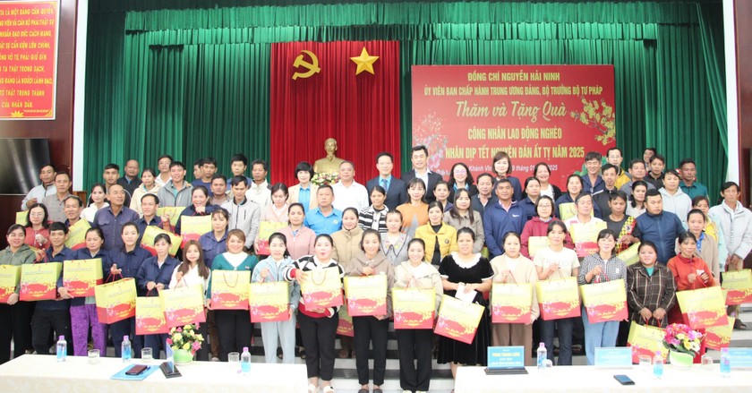 Bộ trưởng Nguyễn Hải Ninh tặng quà, chúc Tết công nhân, người lao động tại huyện Khoái Châu, tỉnh Hưng Yên 