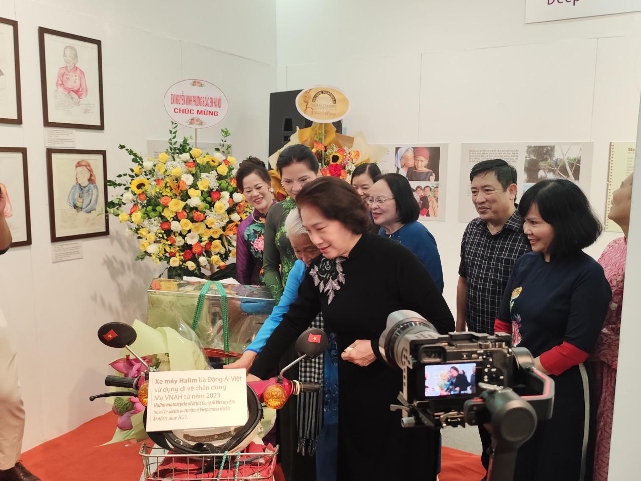 Nữ họa sĩ Đặng Ái Việt: Người chép sử bằng bút lông trên hành trình dặm dài đất nước