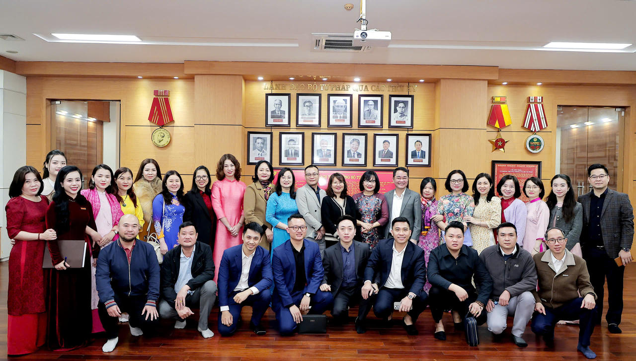 Thứ trưởng Đặng Hoàng Oanh nói chuyện chuyên đề "Phụ nữ Ngành Tư pháp Việt Nam - Từ truyền thống đến hiện đại"