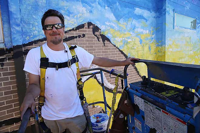 John Bramblitt - Vượt lên nghịch cảnh trở thành họa sĩ mù “tài ba”