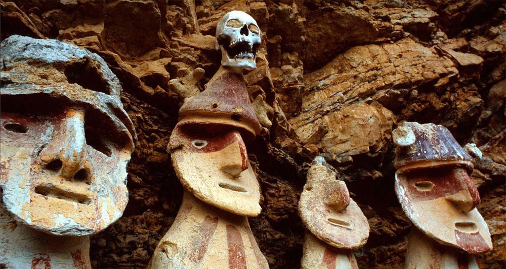 Bí ẩn những cỗ quan tài kỳ dị 600 năm tuổi trên vách đá ở Peru