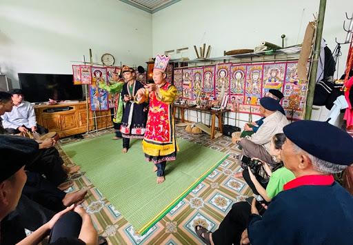 Người gìn giữ “báu vật” tranh thờ truyền thống của người Dao