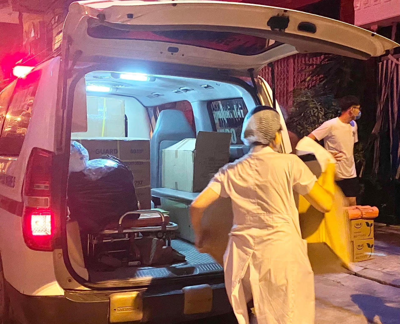 Cảm động tấm lòng của hai tài xế xứ Nghệ trốn vợ con ra “chia lửa” cùng Bắc Giang