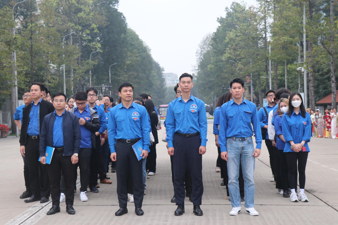 Tuổi trẻ Bộ Tư pháp báo công dâng Bác 