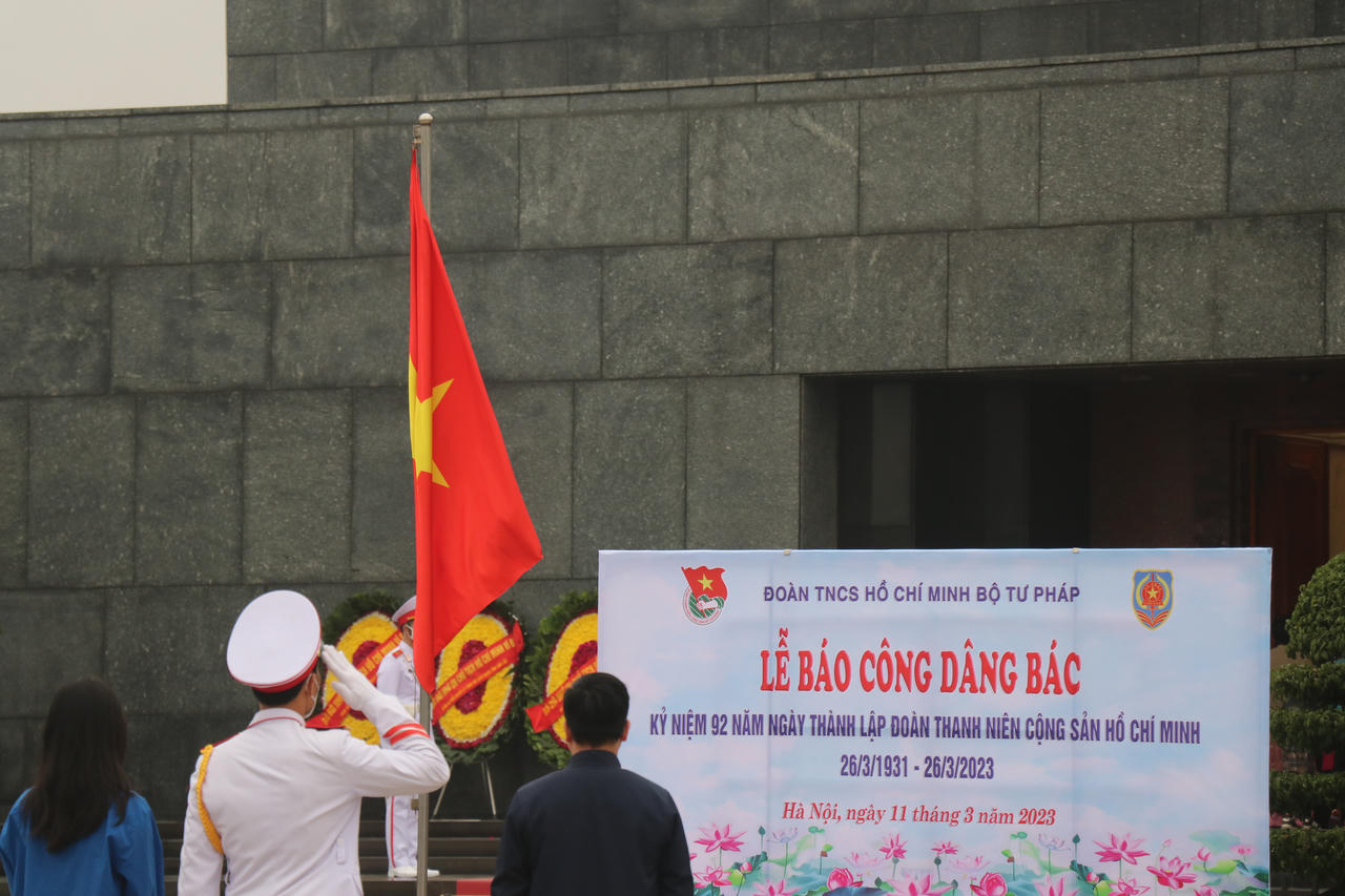 Tuổi trẻ Bộ Tư pháp báo công dâng Bác 