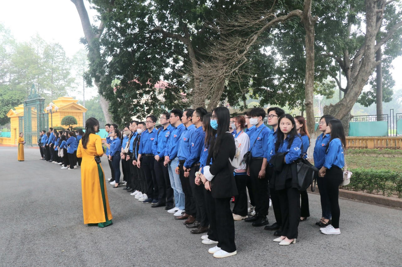 Tuổi trẻ Bộ Tư pháp báo công dâng Bác 