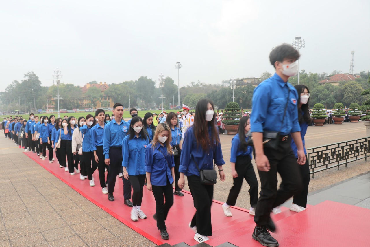 Tuổi trẻ Bộ Tư pháp báo công dâng Bác 