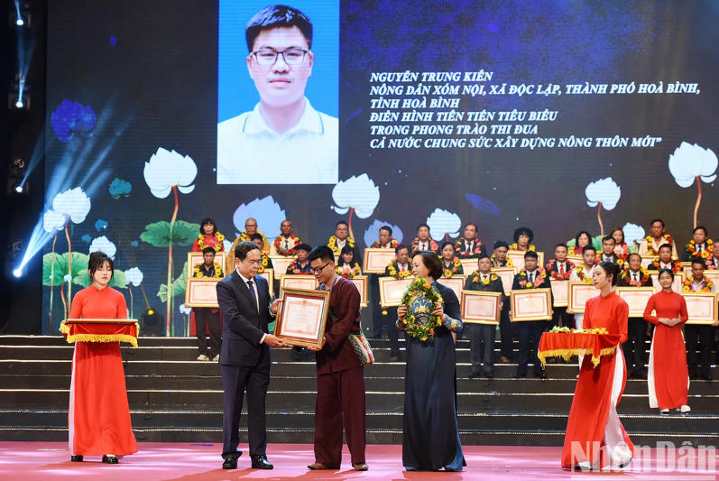 Bỏ phố về quê, chàng trai người Mường góp phần thay đổi diện mạo xã nghèo 