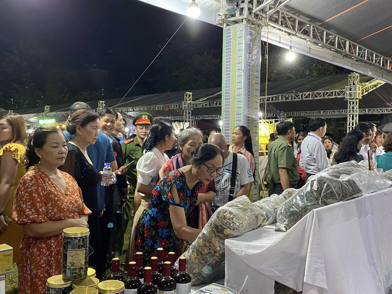 Hòa Bình: Tấp nập “Chợ phiên – Nét đẹp vùng cao” 