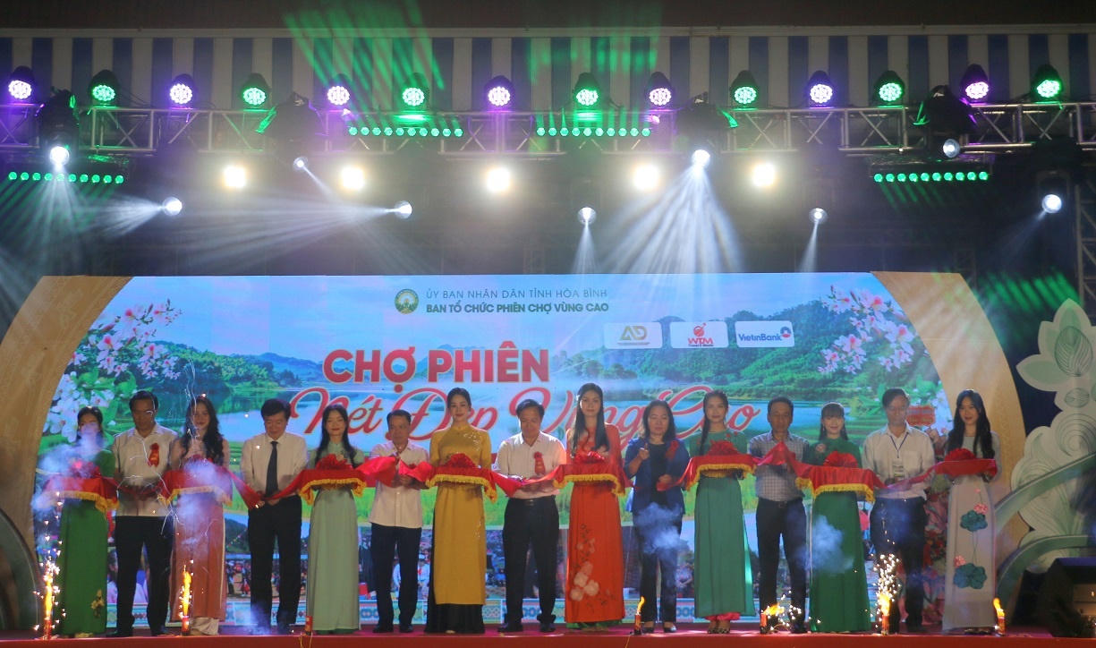 Hòa Bình: Tấp nập “Chợ phiên – Nét đẹp vùng cao” 