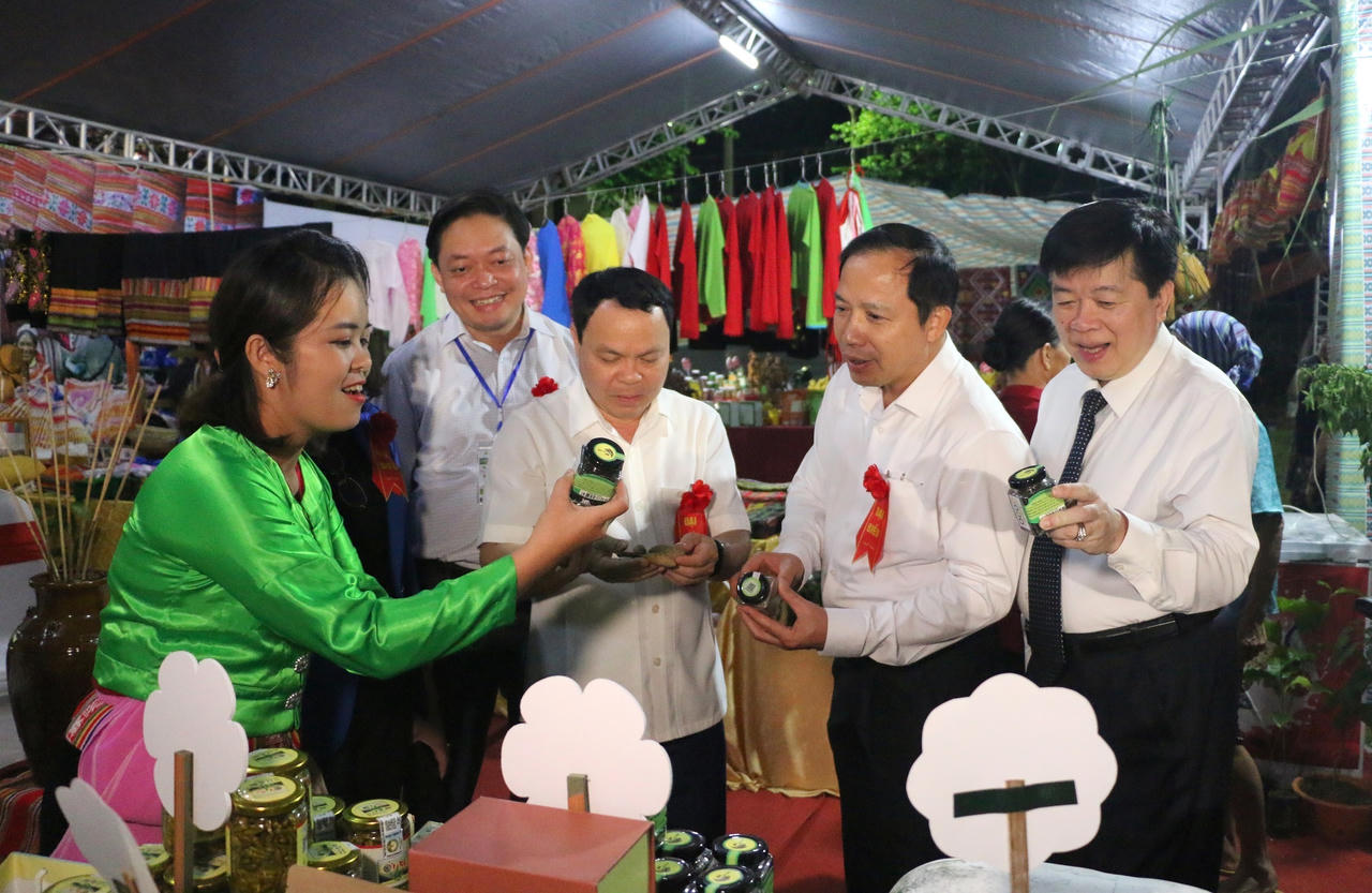 Hòa Bình: Tấp nập “Chợ phiên – Nét đẹp vùng cao” 