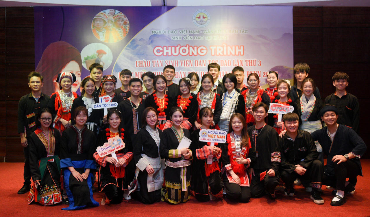 Trao tặng 40 máy tính cho sinh viên nghèo người Dao