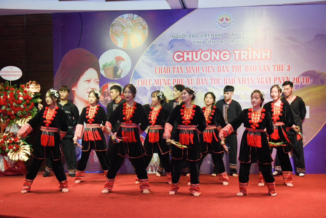 Trao tặng 40 máy tính cho sinh viên nghèo người Dao