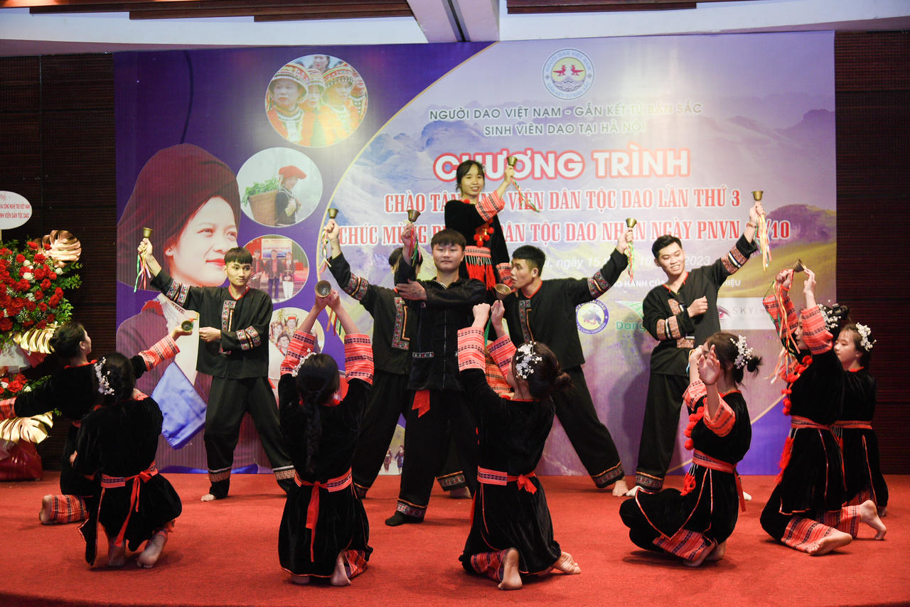 Trao tặng 40 máy tính cho sinh viên nghèo người Dao