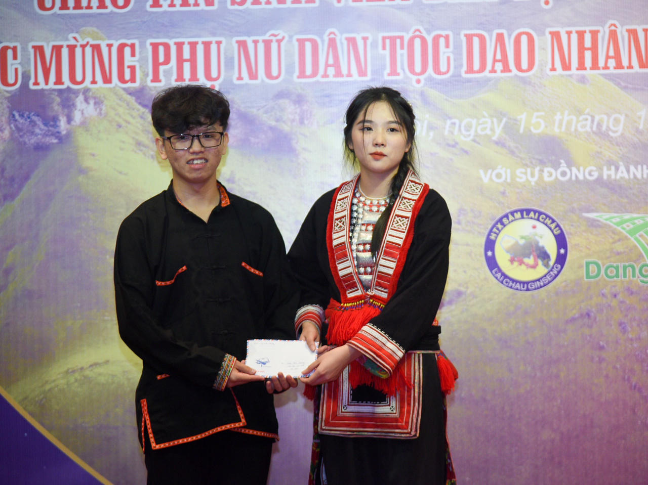 Trao tặng 40 máy tính cho sinh viên nghèo người Dao