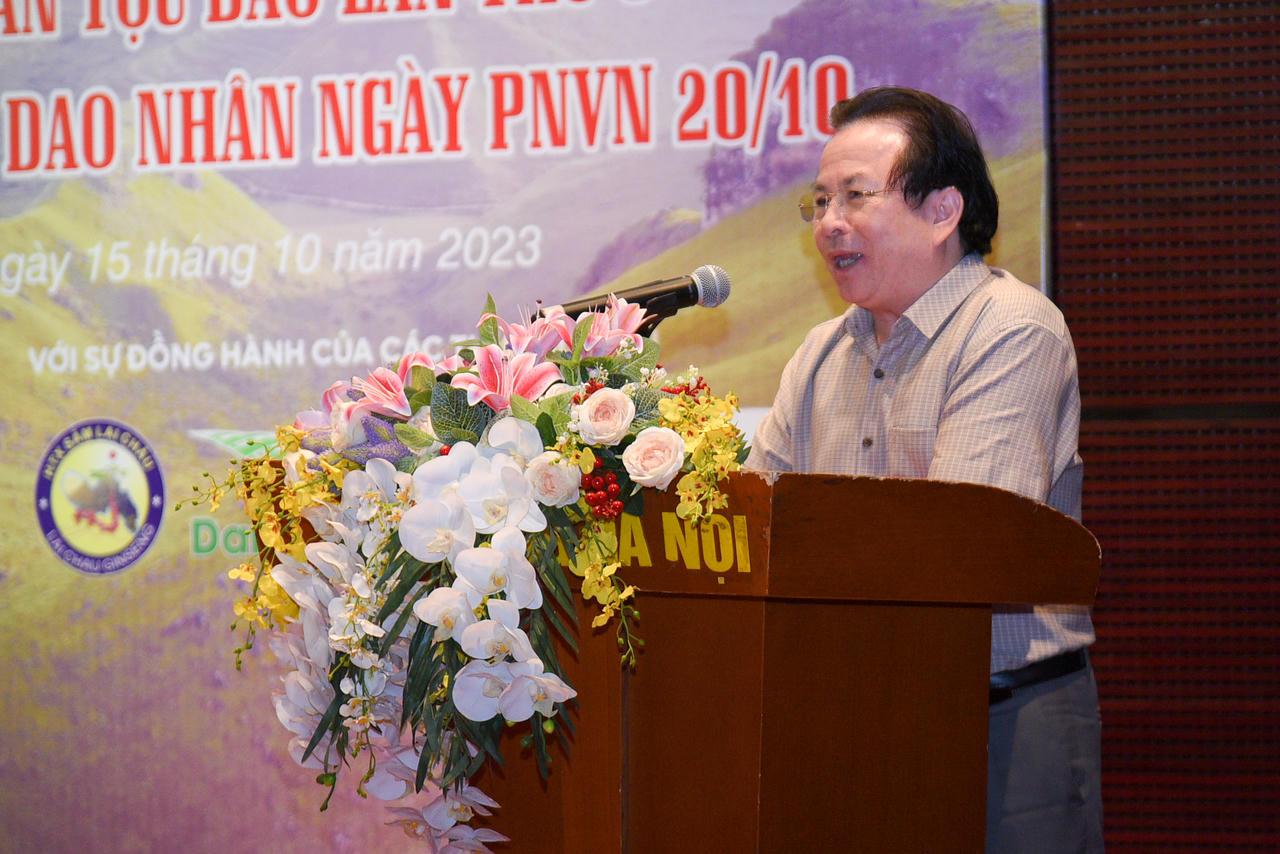 Trao tặng 40 máy tính cho sinh viên nghèo người Dao