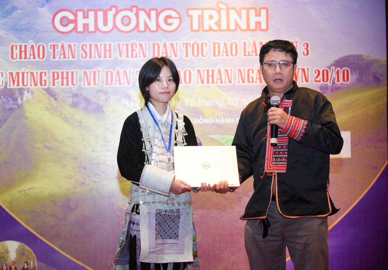 Trao tặng 40 máy tính cho sinh viên nghèo người Dao